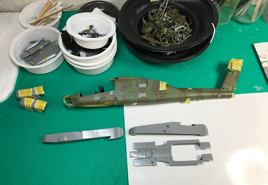 （20）「1/48 AH-64D アパッチ ロングボウ“陸上自衛隊”」を作ります。迷彩模様のマスキングは続きます。