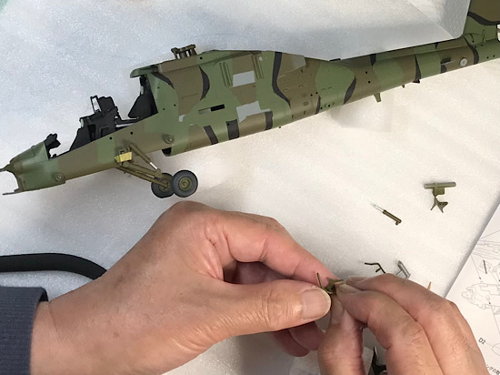 （35）「1/48 AH-64D アパッチ ロングボウ“陸上自衛隊”」を作ります。主脚の組み立てと取り付け。