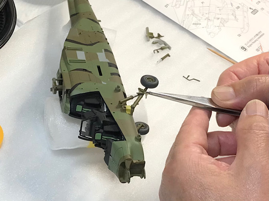 （35）「1/48 AH-64D アパッチ ロングボウ“陸上自衛隊”」を作ります。主脚の組み立てと取り付け。