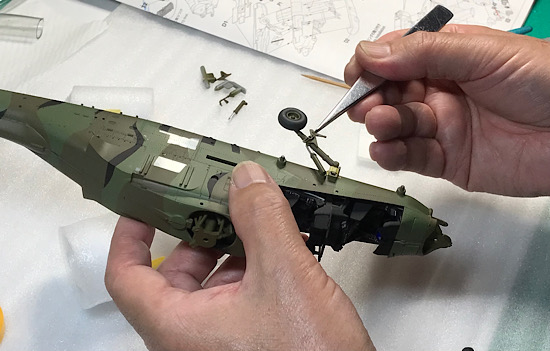 （35）「1/48 AH-64D アパッチ ロングボウ“陸上自衛隊”」を作ります。主脚の組み立てと取り付け。