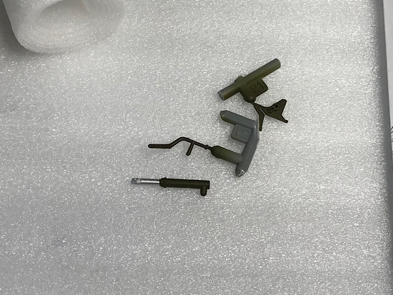 （35）「1/48 AH-64D アパッチ ロングボウ“陸上自衛隊”」を作ります。主脚の組み立てと取り付け。
