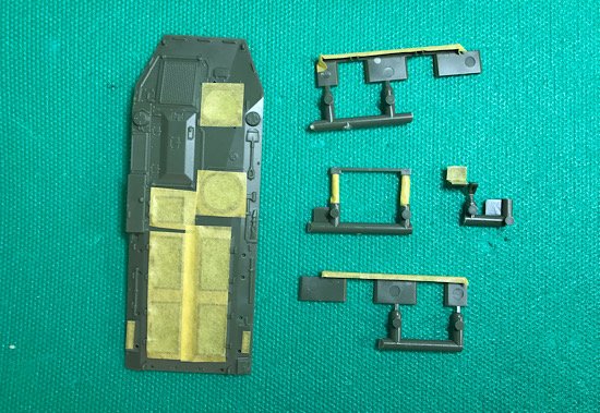 「1/72 陸上自衛隊 96式装輪装甲車B型」を作ります。次の塗装のためのマスキング。