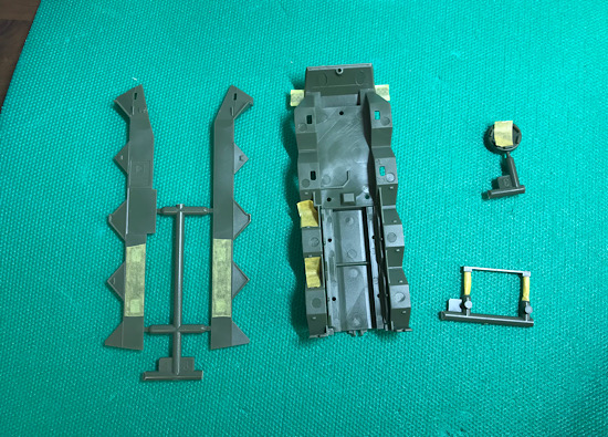 「1/72 陸上自衛隊 96式装輪装甲車B型」を作ります。次の塗装のためのマスキング。