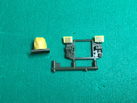 「1/72 陸上自衛隊 96式装輪装甲車B型」を作ります。次の塗装のためのマスキング。
