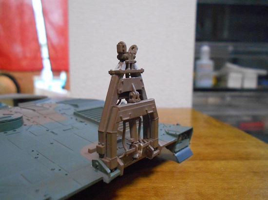 1/35 陸上自衛隊 99式自走 155mmりゅう弾砲を作ります。トラベリングクランプの取り付け、22個以上のパーツで組み立てたトラベリングクランプ