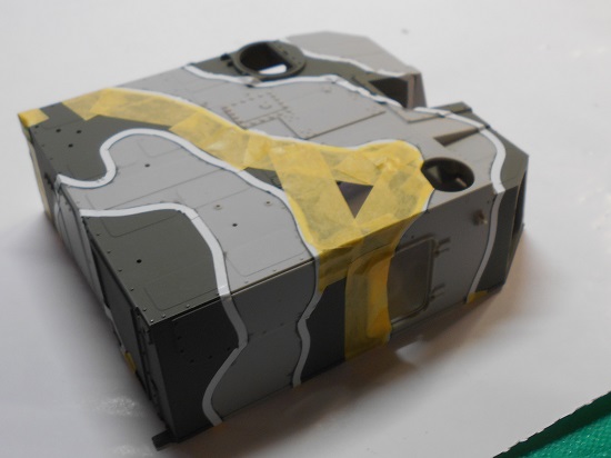 「1/35 陸上自衛隊 99式自走 155mmりゅう弾砲」を作ります。車体（砲塔、車体上部、前部、後部）の塗装について