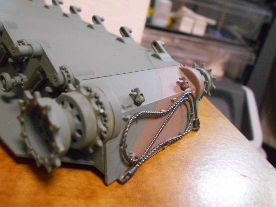 1/35 陸上自衛隊 99式自走 155mmりゅう弾砲を作ります。組み立てた起動輪、誘導輪、サスペンション、索引ロープ