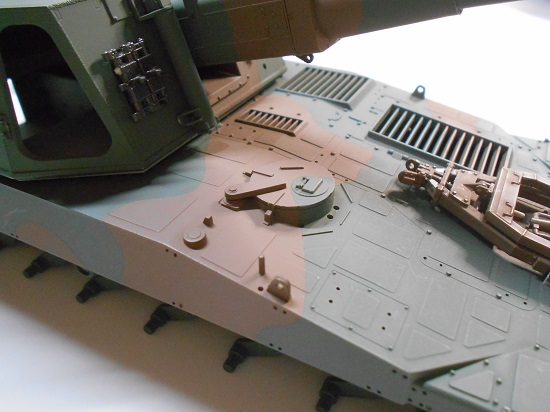 1/35 陸上自衛隊 99式自走 155mmりゅう弾砲を作ります。砲身と細かいパーツを車体に取り付けます、こんなところにもフック