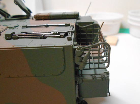 1/35 陸上自衛隊 99式自走 155mmりゅう弾砲を作ります。取り付けた機銃、扉、アンテナ、フックなどのパーツについて、横から見る