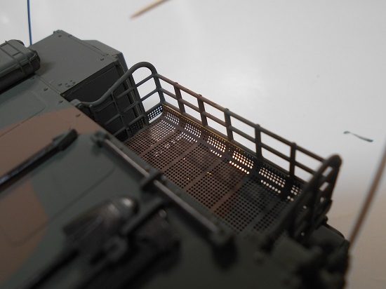 1/35 陸上自衛隊 99式自走 155mmりゅう弾砲を作ります。エッチングパーツの塗装と取り付ける場所、砲塔バスケットの網について。