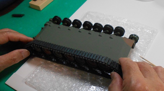 1/35 陸上自衛隊 99式自走 155mmりゅう弾砲を作ります。履帯（キャタピラー）の取り付けとフックについて