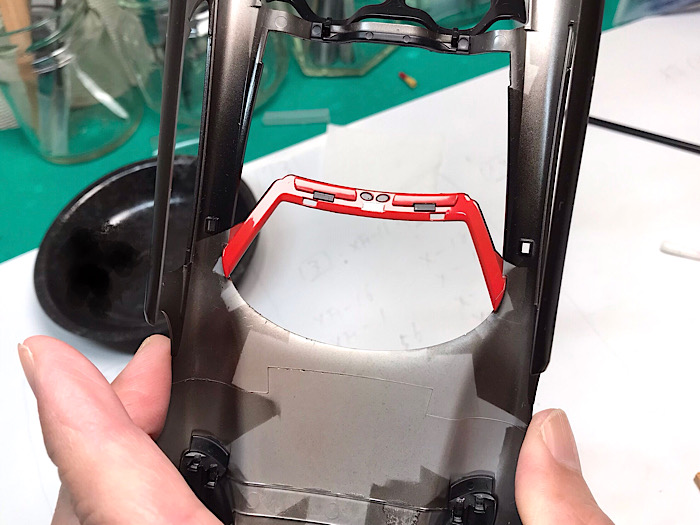 （27）「1/24 ポルシェ カレラ GT」を作ります。エンジンフードとボディの内側とロールバーの取り付け。