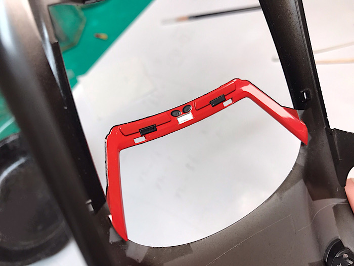 （27）「1/24 ポルシェ カレラ GT」を作ります。エンジンフードとボディの内側とロールバーの取り付け。