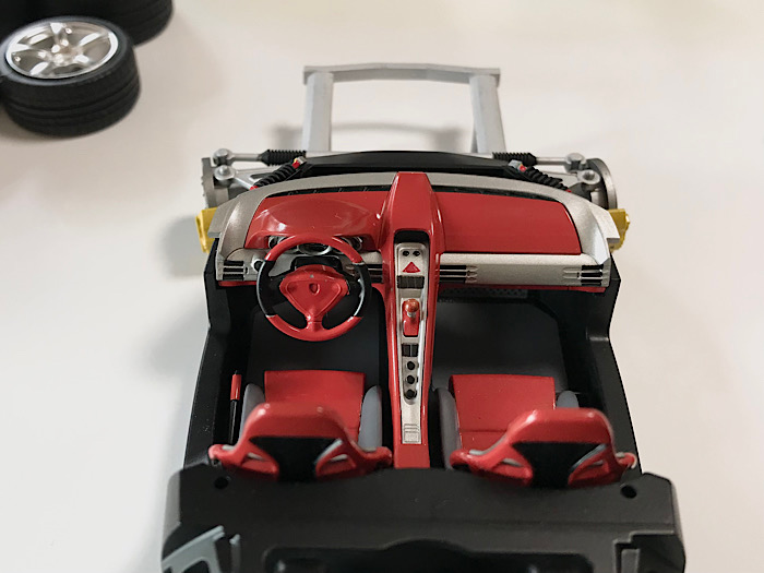 （27）「1/24 ポルシェ カレラ GT」を作ります。エンジンフードとボディの内側とロールバーの取り付け。