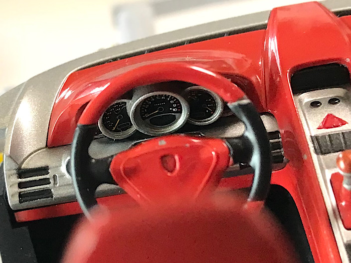 （27）「1/24 ポルシェ カレラ GT」を作ります。エンジンフードとボディの内側とロールバーの取り付け。