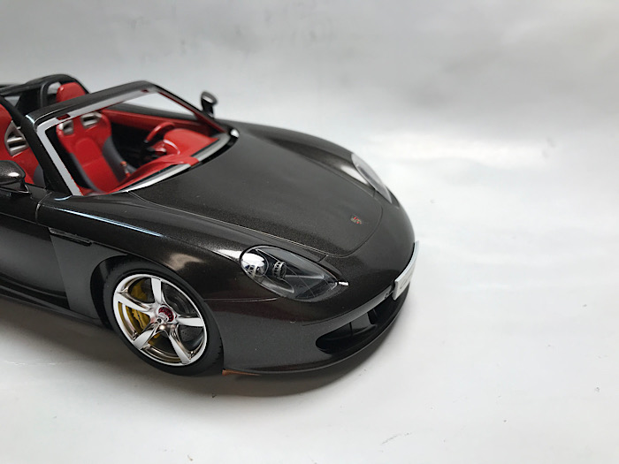 （28）「1/24 ポルシェ カレラ GT」を作ります。ボディの組み立てをしています。