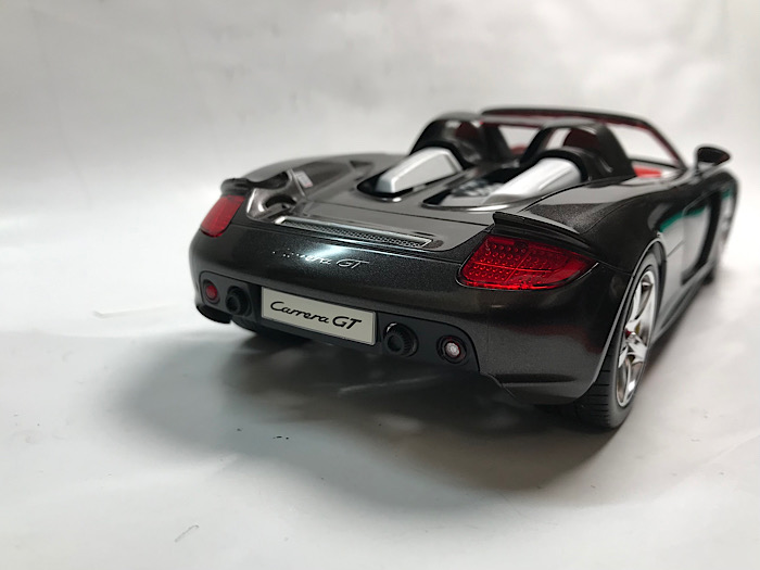 （28）「1/24 ポルシェ カレラ GT」を作ります。ボディの組み立てをしています。