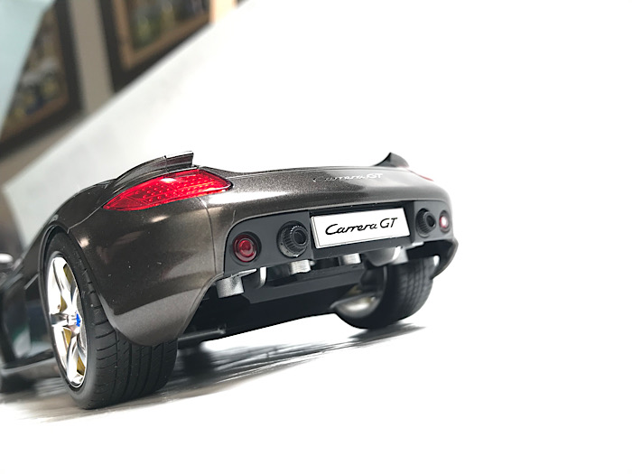 （28）「1/24 ポルシェ カレラ GT」を作ります。ボディの組み立てをしています。