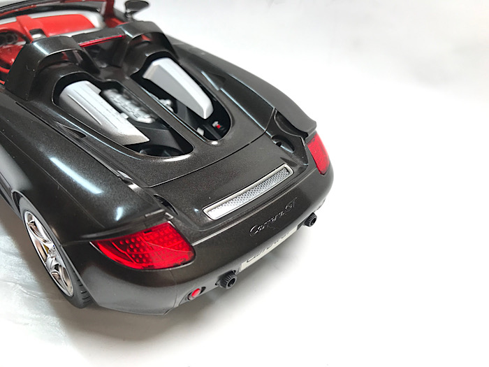 （28）「1/24 ポルシェ カレラ GT」を作ります。ボディの組み立てをしています。