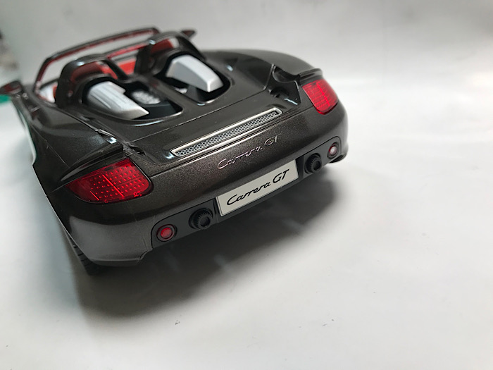 （28）「1/24 ポルシェ カレラ GT」を作ります。ボディの組み立てをしています。
