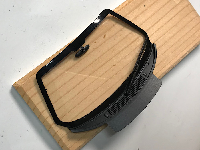 （28）「1/24 ポルシェ カレラ GT」を作ります。ボディの組み立てをしています。