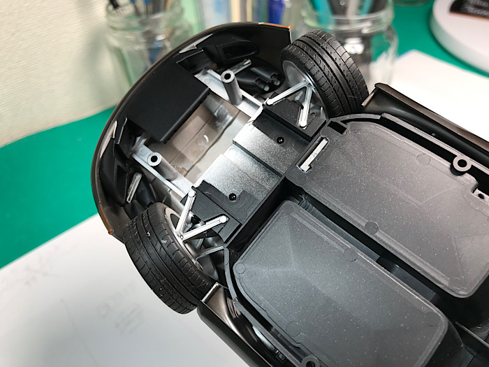 （29）「1/24 ポルシェ カレラ GT」を作ります。組み立てをしています。アンダーパネル。