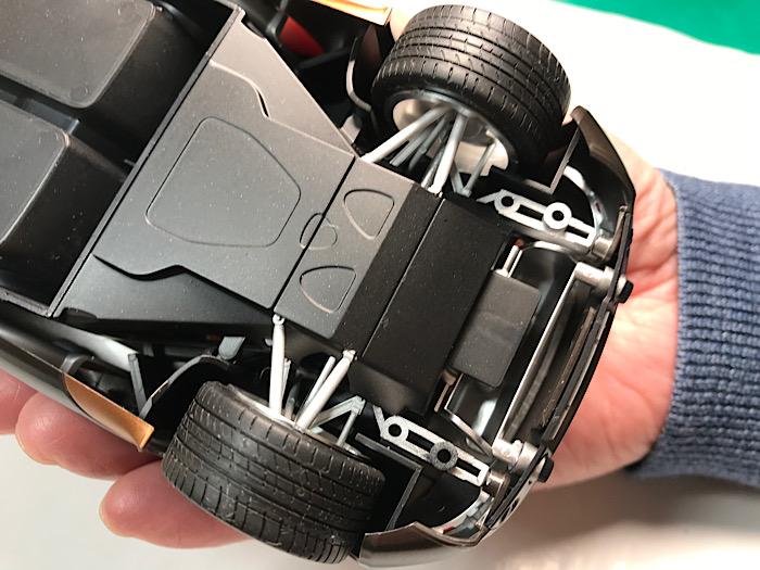 （29）「1/24 ポルシェ カレラ GT」を作ります。組み立てをしています。アンダーパネル。