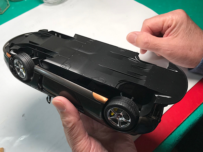 （29）「1/24 ポルシェ カレラ GT」を作ります。組み立てをしています。アンダーパネル。