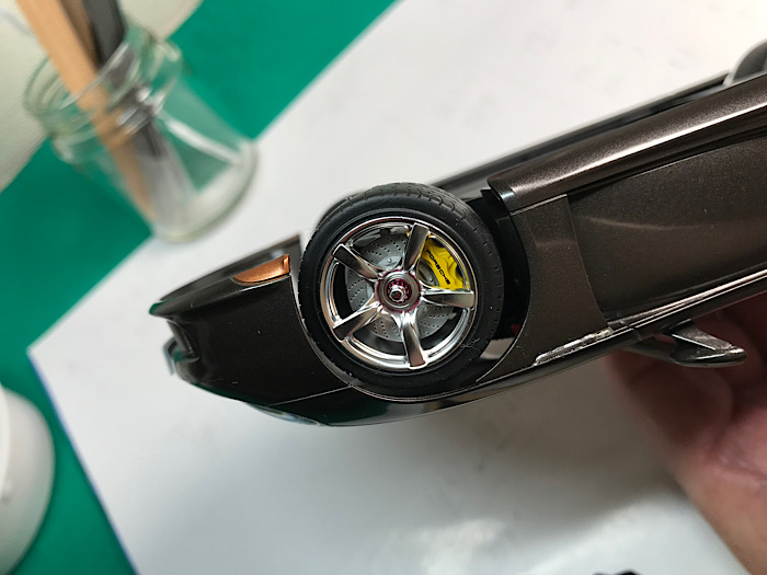 （29）「1/24 ポルシェ カレラ GT」を作ります。組み立てをしています。アンダーパネル。