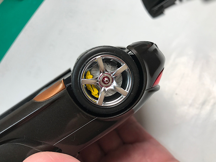（29）「1/24 ポルシェ カレラ GT」を作ります。組み立てをしています。アンダーパネル。