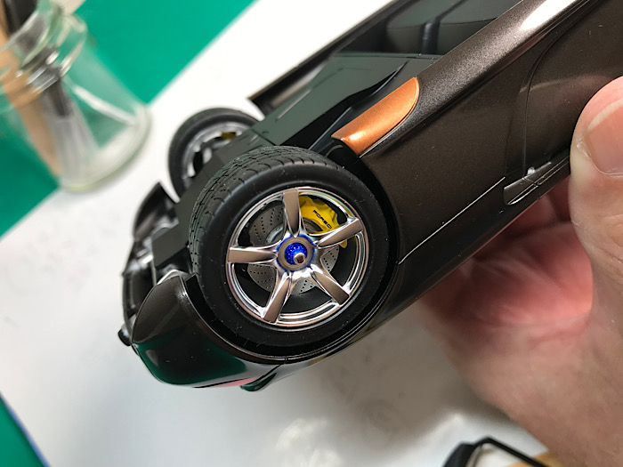 （29）「1/24 ポルシェ カレラ GT」を作ります。組み立てをしています。アンダーパネル。