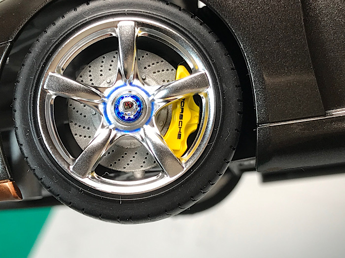 （29）「1/24 ポルシェ カレラ GT」を作ります。組み立てをしています。アンダーパネル。