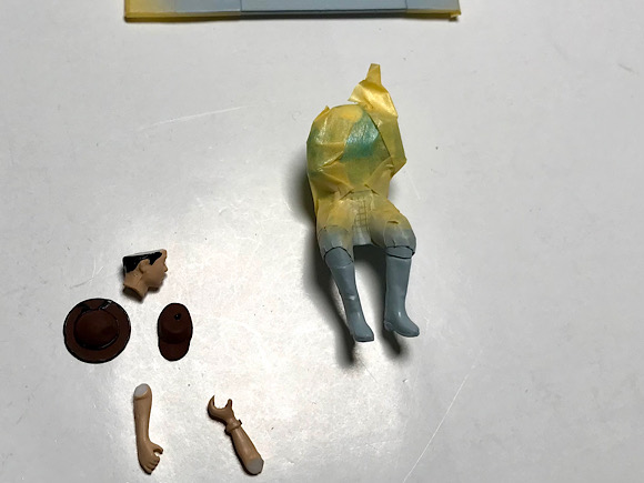 (13)「1/35 ヤンマーコンバイン YH6115」を作ります。コンバインに乗る人の塗装。