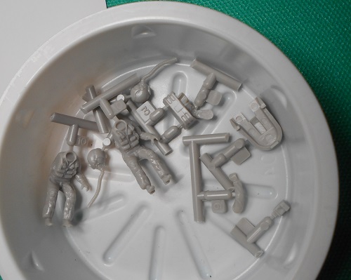 （1）「1/48 三菱XT-2」今日から始まります。パーツの切り取りとマスキング。