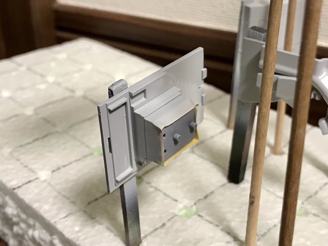 （3）「1/35 日立建機 油圧ショベル」を作ります。オペレーターとコックピットの塗装。