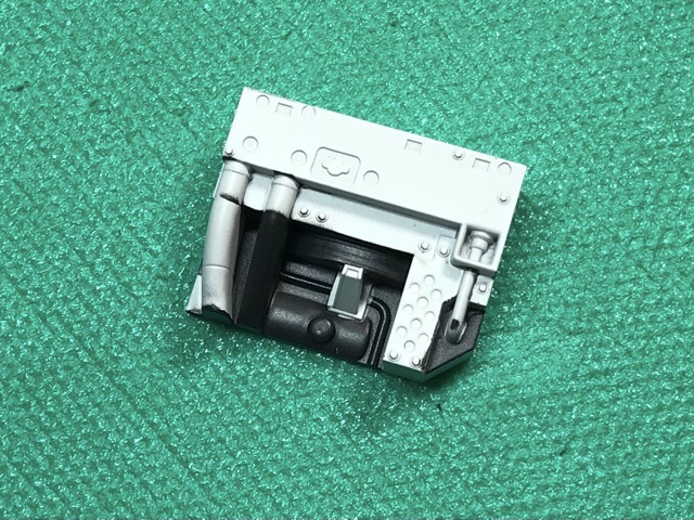 （5）「1/35 日立建機 油圧ショベル」を作ります。キャブのパーツのマスキングと塗装。