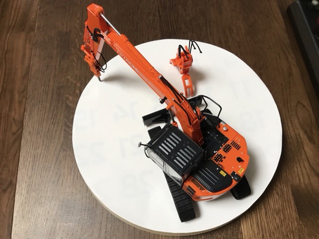 完成した「1/35 日立建機 油圧ショベル」です。