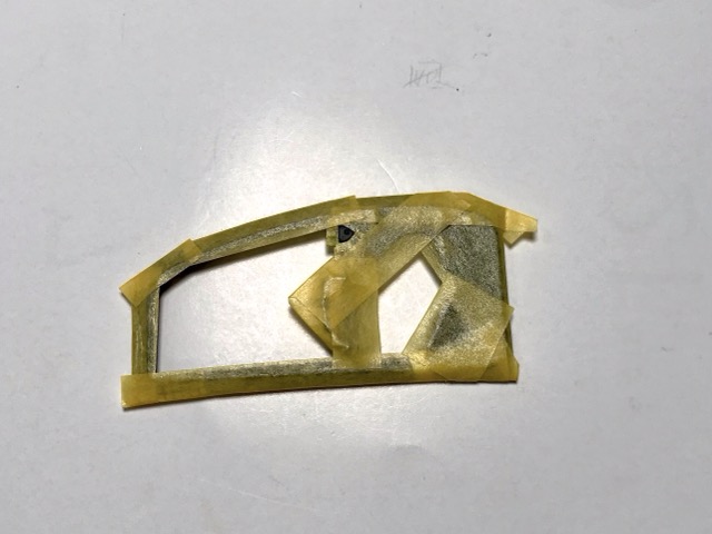 （6）「1/35 日立建機 油圧ショベル」を作ります。このページは、キャブのパーツのマスキングです。