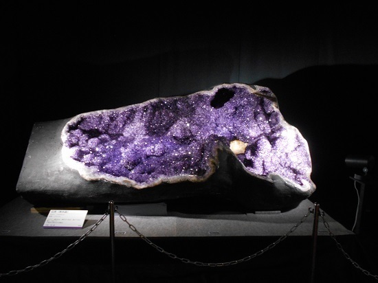 茨城県自然博物館の企画展「ときめく石」紫水晶
