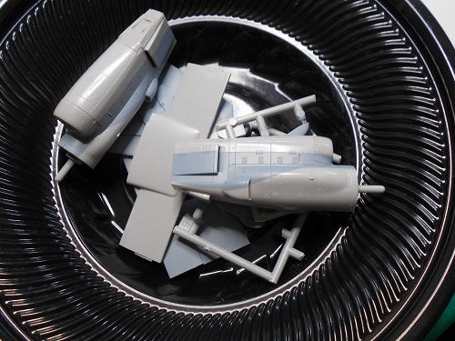 （2）「1/72 オスプレイ ‘‘ 陸上自衛隊 初号機 ”」を作ります。エンジンと機体のマスキングと塗装。　