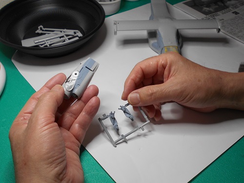 （2）「1/72 オスプレイ ‘‘ 陸上自衛隊 初号機 ”」を作ります。エンジンと機体のマスキングと塗装。　