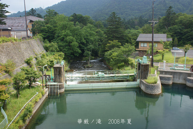 画像を等倍で表示します 中禅寺湖から流れる川にかかる橋の上