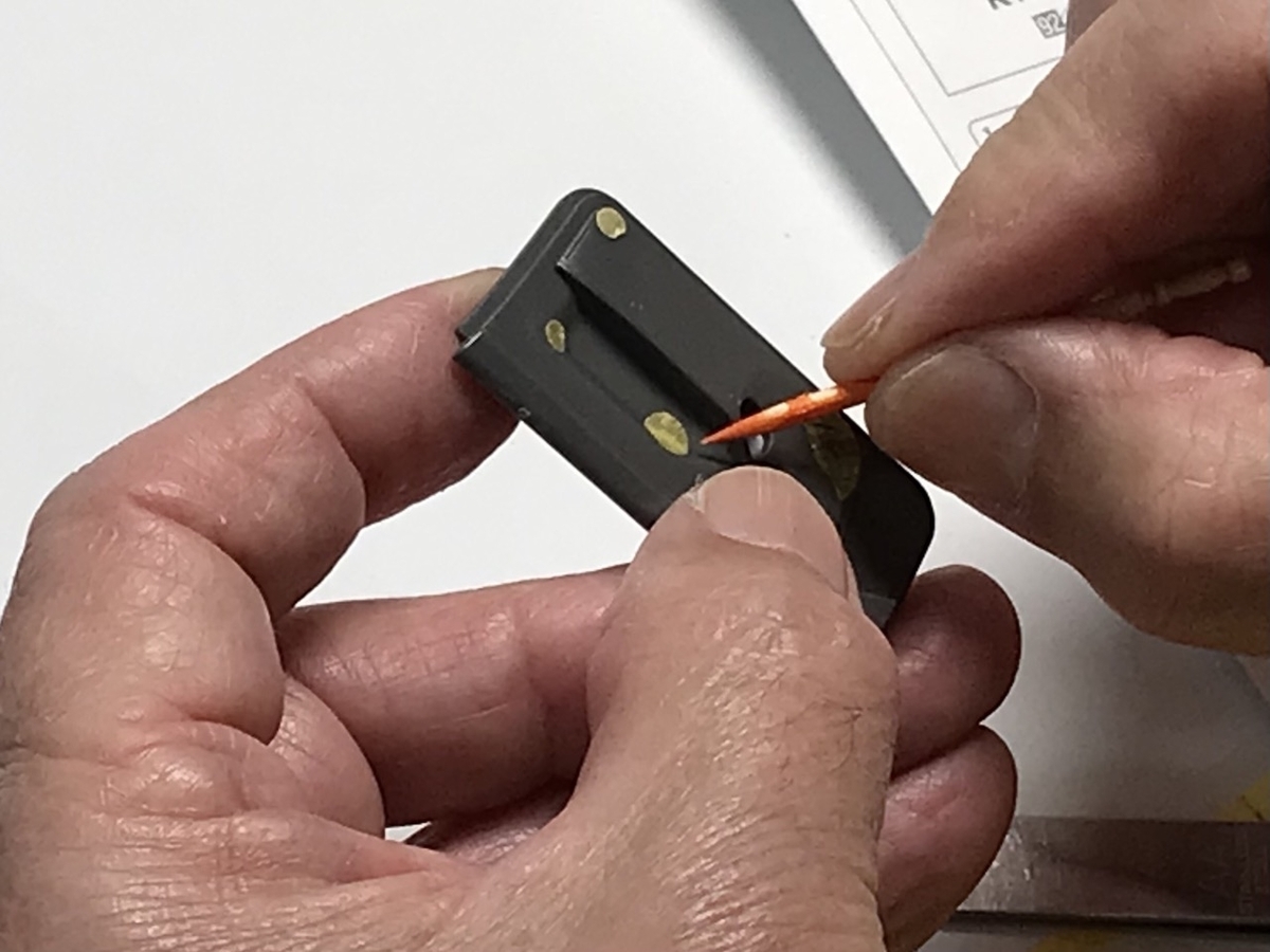 （2）「1/24 トヨタ MR2」を作ります。内装（ドアの内側、シートなど）のマスキング。