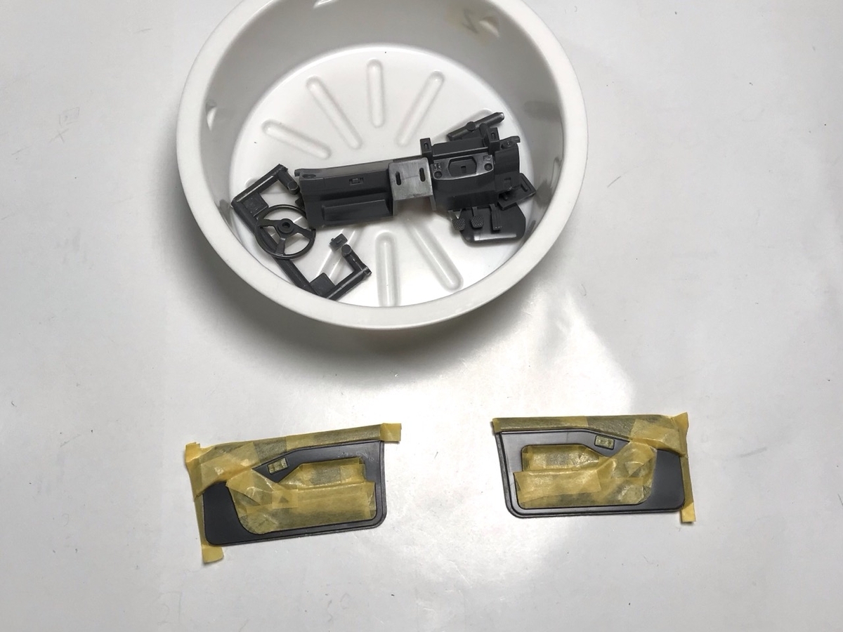 （2）「1/24 トヨタ MR2」を作ります。内装（ドアの内側、シートなど）のマスキング。