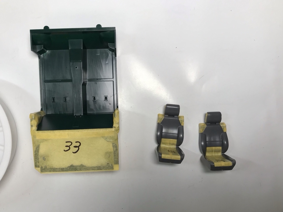 （2）「1/24 トヨタ MR2」を作ります。内装（ドアの内側、シートなど）のマスキング。