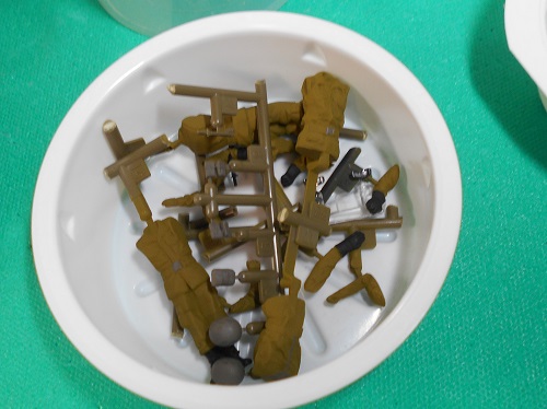 「1/72 オスプレイ ‘‘ 陸上自衛隊 初号機 ”」を作ります。パイロットの塗装と組み立て。