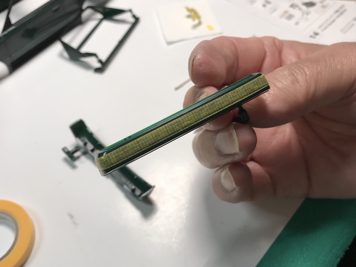 (13)「1/24 トヨタ MR2」を作ります。塗装します。 (13)「1/24 トヨタ MR2」を作ります。パーツのマスキングと塗装は続きます。