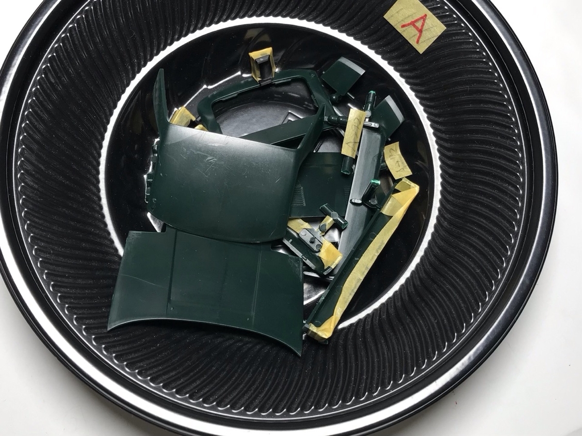 (13)「1/24 トヨタ MR2」を作ります。パーツのマスキングと塗装は続きます。 (13)「1/24 トヨタ MR2」を作ります。パーツのマスキングと塗装は続きます。