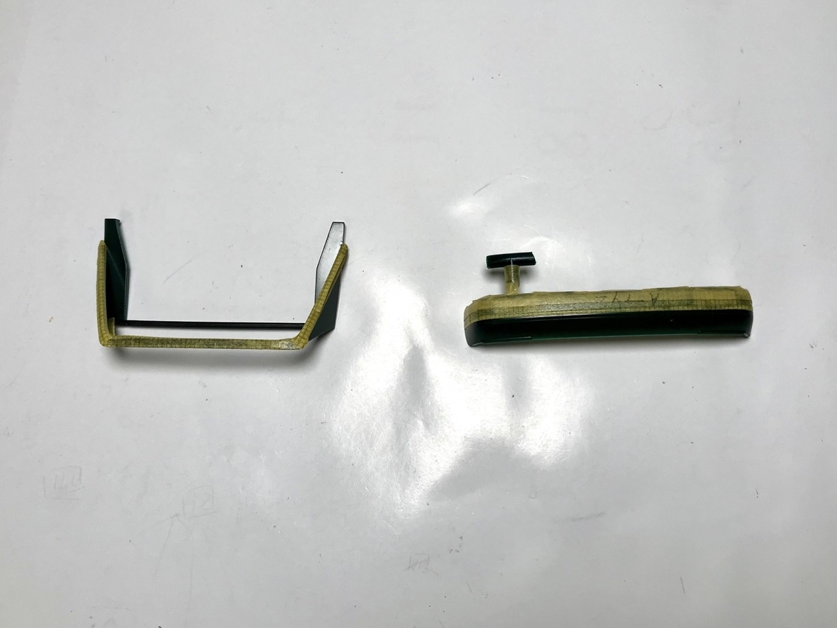 (13)「1/24 トヨタ MR2」を作ります。左は、リヤウィンドウ。右は、フロントバンパー。 (13)「1/24 トヨタ MR2」を作ります。パーツのマスキングと塗装は続きます。