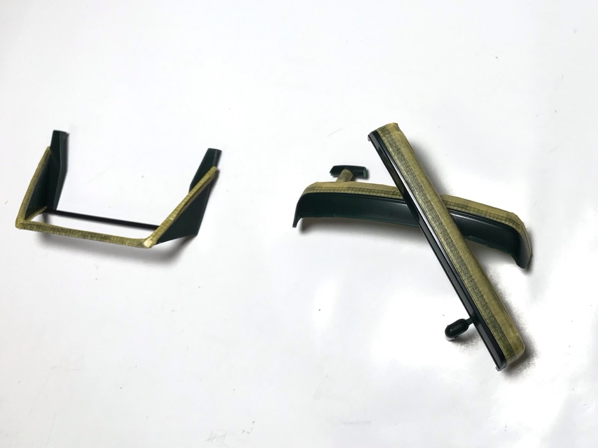 (13)「1/24 トヨタ MR2」を作ります。左は、リヤウィンドウ。右は、リヤバンパーとフロントバンパーかも? (13)「1/24 トヨタ MR2」を作ります。パーツのマスキングと塗装は続きます。